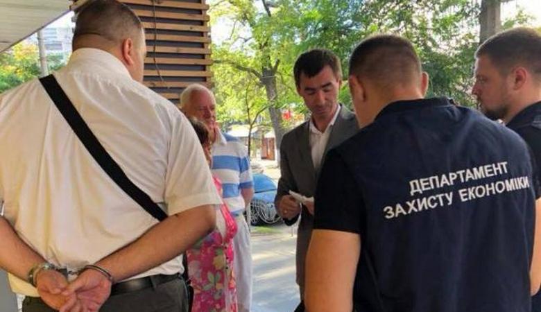 В Киеве на взятке задержали высокопоставленного налоговика (фото)