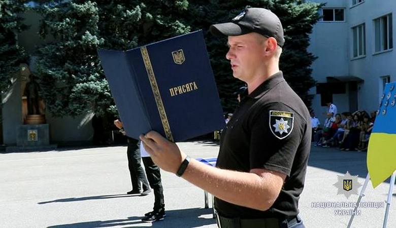 Выпускники ХНУВД принесли присягу на верность народу Украины и получили полицейские жетоны (видео)