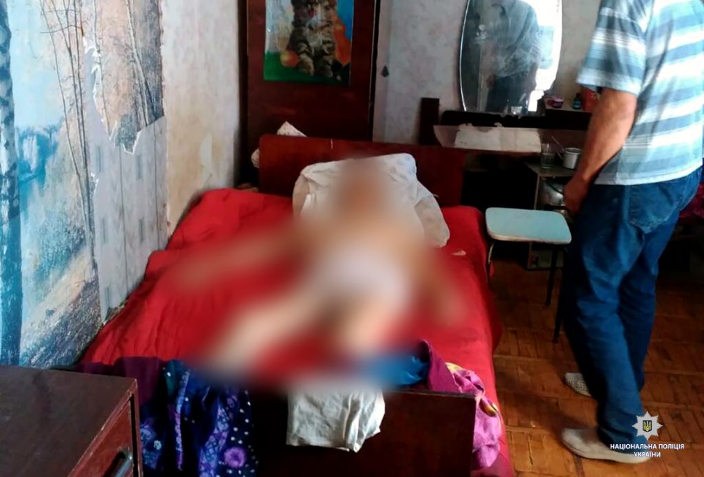 В Харьковской области пьяный мужчина убил собственную мать (фото)