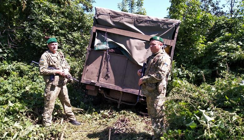В Сумской области пограничники со стрельбой задержали «УАЗ» из России