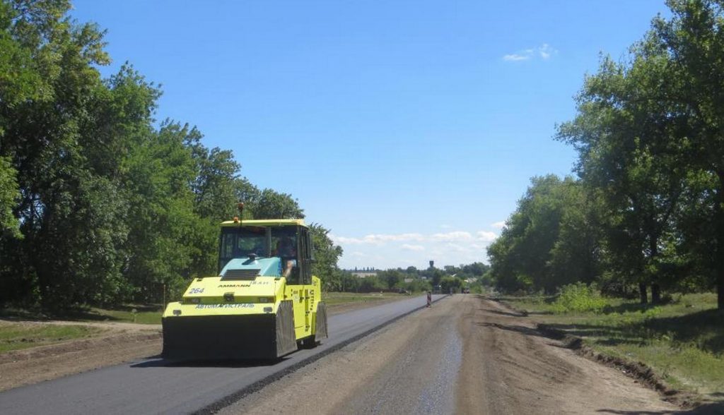 Ремонт дороги между Чугуевом и Купянском полностью завершат в этом году (видео)