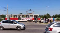 На Салтовке трамвай врезался в «Жигули» (фото)