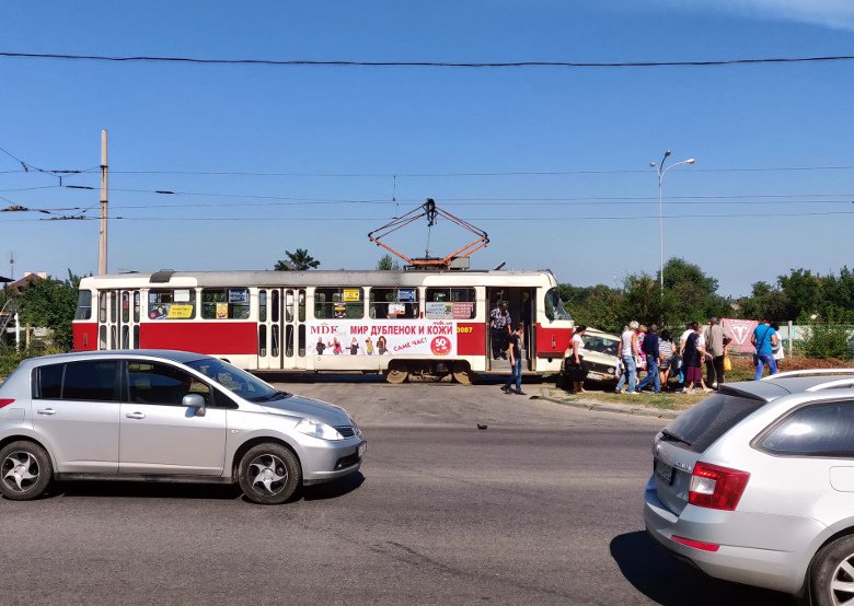 На Салтовке трамвай врезался в «Жигули» (фото)