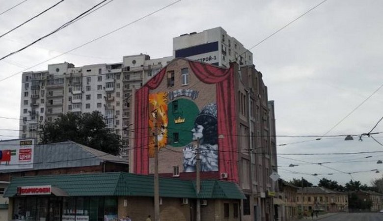 На здании рядом с харьковским цирком появился портрет дрессировщицы Ирины Бугримовой (видео)