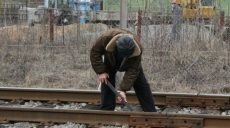 Суд на полтора года изолировал мужчину, который восемь раз разбирал рельсы