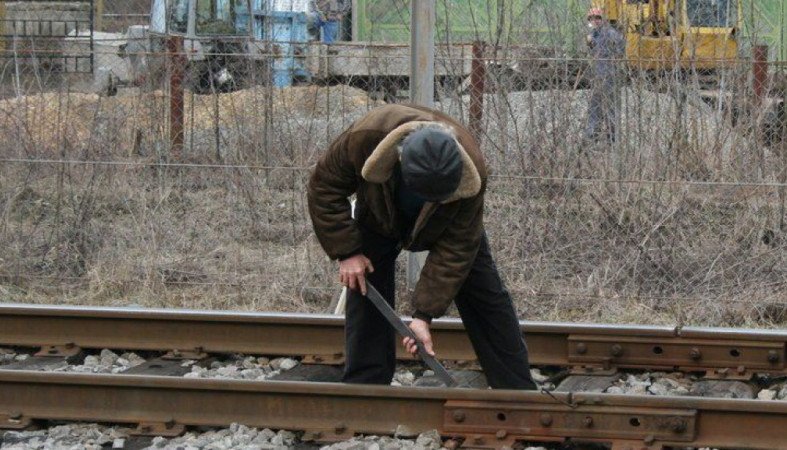 Суд на полтора года изолировал мужчину, который восемь раз разбирал рельсы