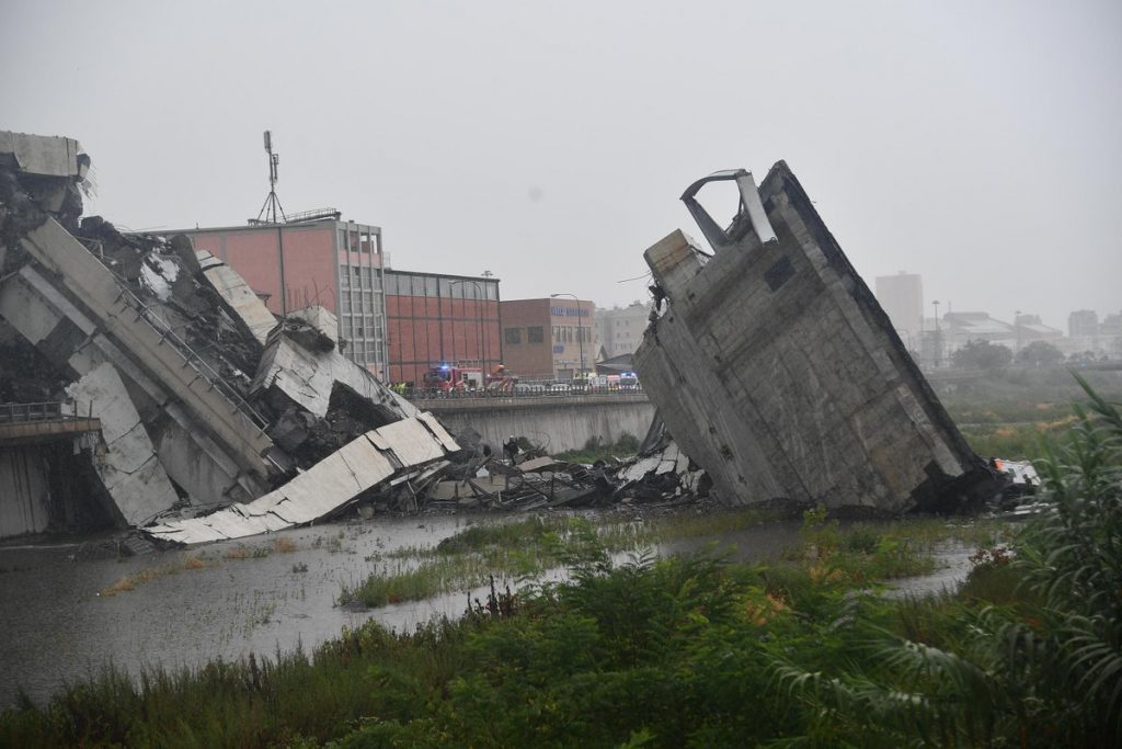 Сегодня в Италии рухнул мост: погибло 35 человек (фото)