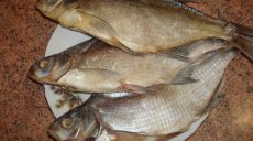 Подозрения на ботулизм: два новых отравления вяленой рыбой — мужчина скончался (обновлено)