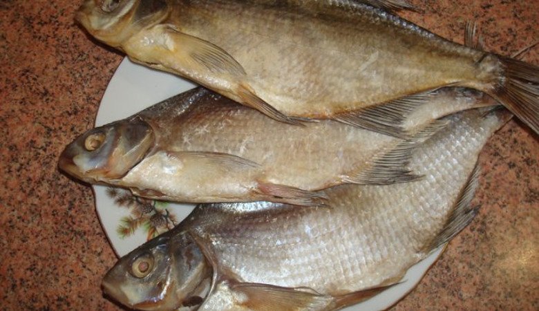 Подозрения на ботулизм: два новых отравления вяленой рыбой — мужчина скончался (обновлено)