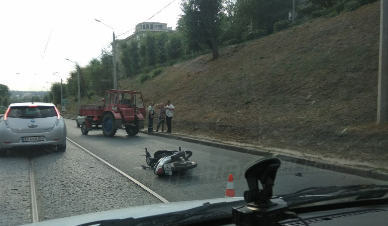 ДТП: столкнулись мотоцикл и трактор (фото)