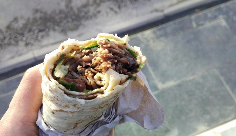 Рейды по точкам продажи шаурмы выявили отсутствие документов и санитарных книжек у реализаторов (видео)