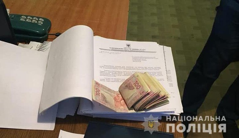 Следователь завел уголовное дело на мужчину, предложившего ему взятку