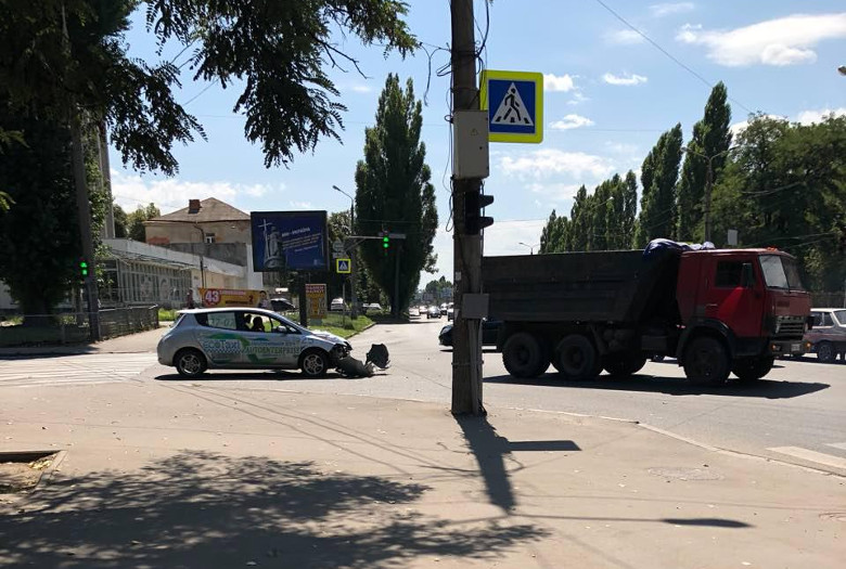ДТП: столкновение КАМАЗа и легковушки
