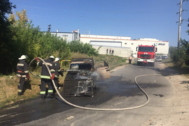 В Дергачах во время движения загорелся автомобиль
