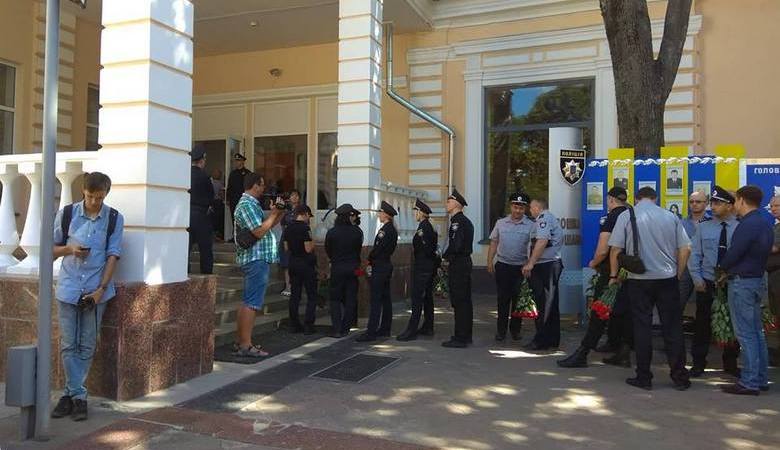 В Харькове простились с полицейским, погибшим от пули преступника (видео)