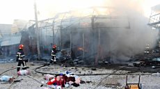 Рано утром в Хмельницком произошел крупный пожар на вещевом рынке (видео)