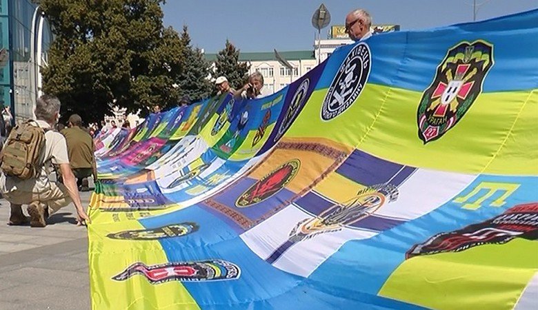 В центре Харькова волонтеры и военные развернули флаг единства армии и народа Украины (видео)