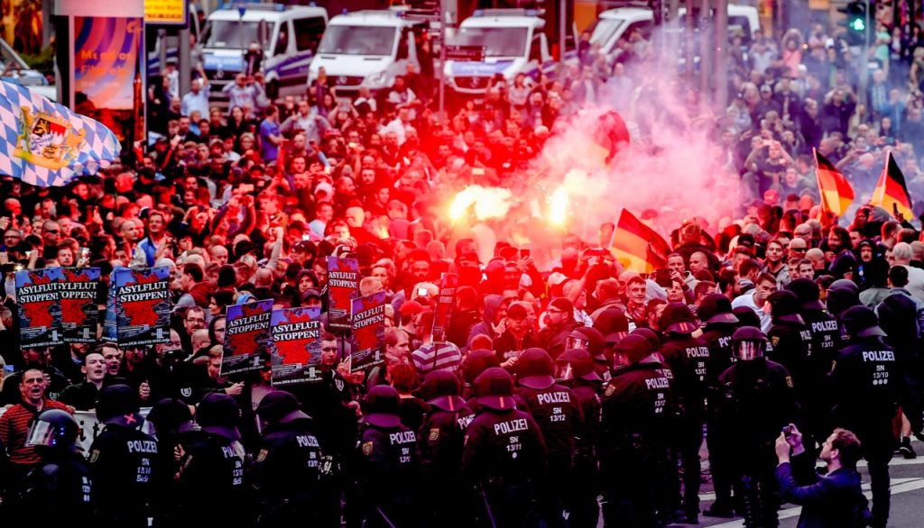 В германском городке прошли массовые протесты против мигрантов: есть пострадавшие