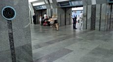На глазах у пассажиров метро мужчина пырнул женщину ножом