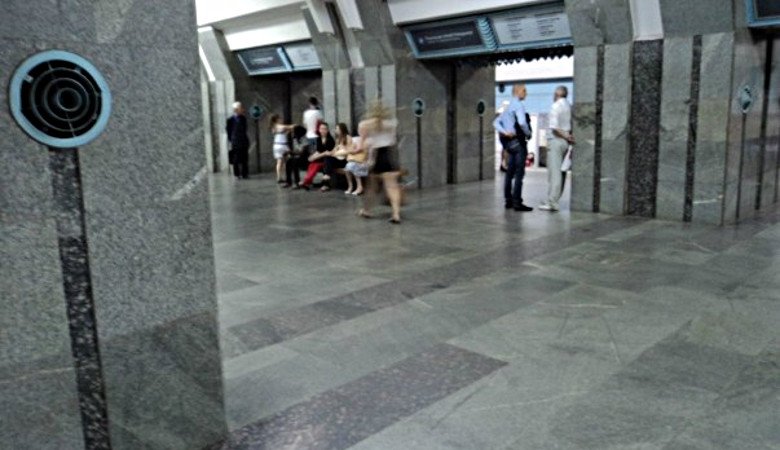 На глазах у пассажиров метро мужчина пырнул женщину ножом