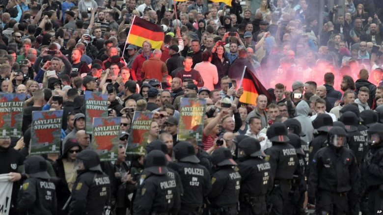 Беспорядки в Хемнице продолжаются: туда съезжаются тысячи ультраправых
