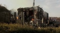 Из-за поджога сухостоя сгорели три дома, хозпостройки, повреждена теплотрасса (фото)