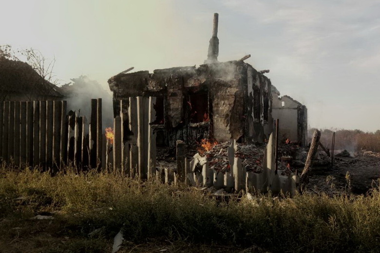 Из-за поджога сухостоя сгорели три дома, хозпостройки, повреждена теплотрасса (фото)
