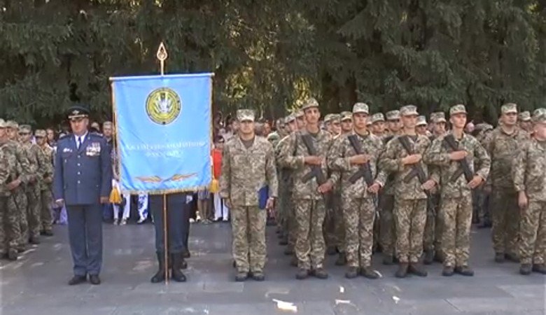 Первокурсники университета Воздушных сил имени Ивана Кожедуба приняли присягу на мемориале в Лесопарке (видео)
