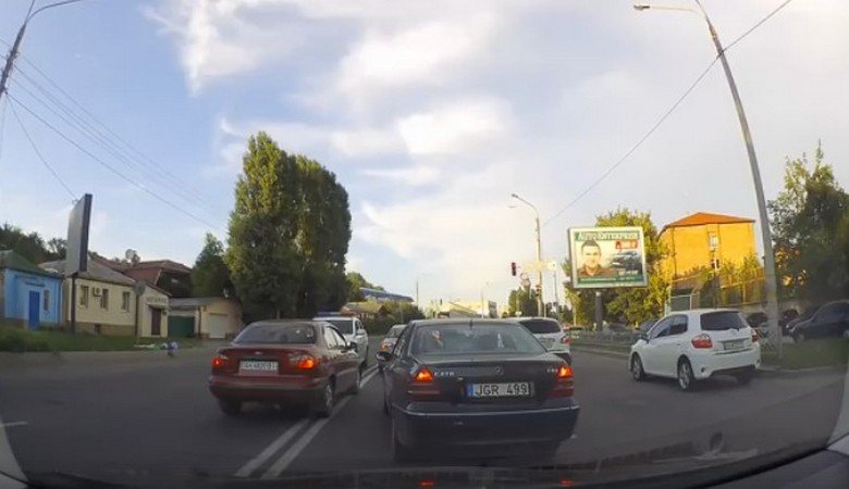 Полицейские объяснили, почему уступили дорогу нарушителю на Daewoo Lanos
