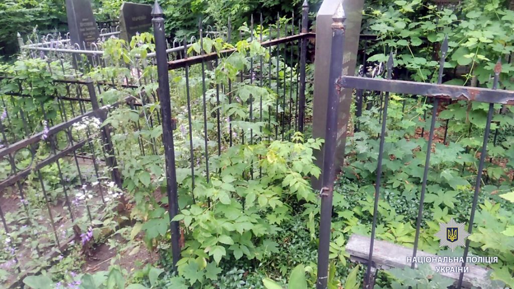 В Харькове мужчина обворовывал центральное кладбище