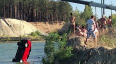 Водитель Chery, упавшего в Безлюдовский карьер, не пострадал (фото, видео)
