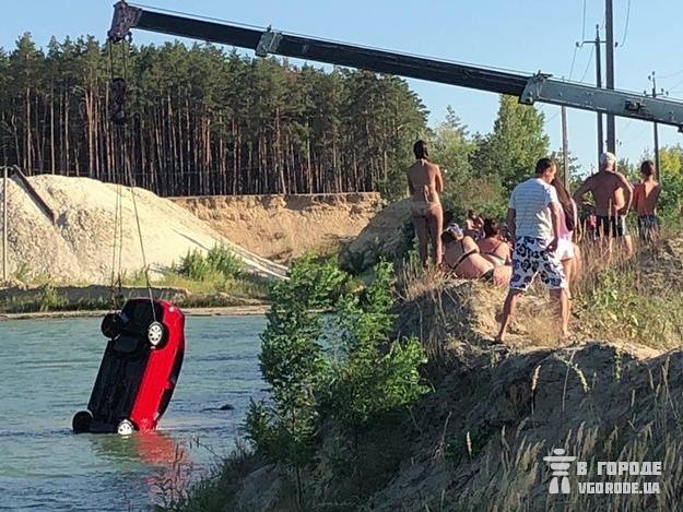 Водитель Chery, упавшего в Безлюдовский карьер, не пострадал (фото, видео)