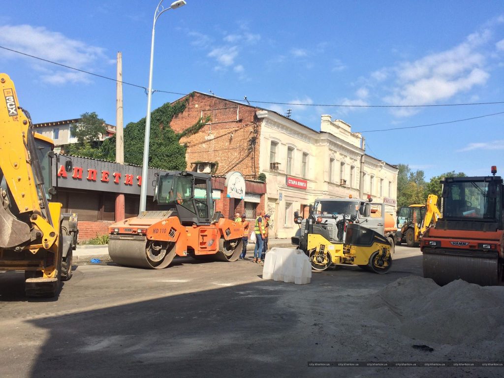 На Клочковской продолжается реконструкция проезжей части (фото)