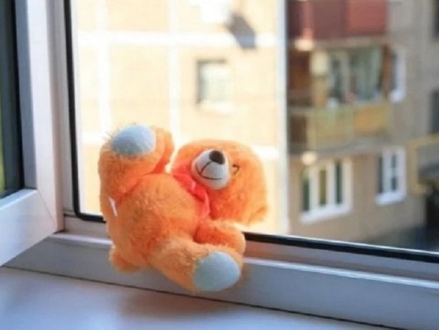 В Харькове маленький ребенок выпал из окна