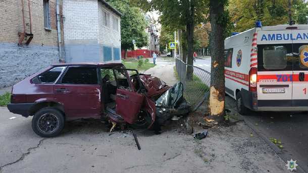 В Харькове машина врезалась в дерево