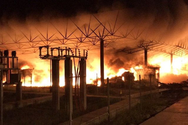 Под Харьковом горел завод (фото, видео)