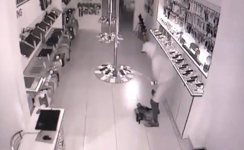 В Харькове за полторы минуты ограбили магазин на Сумской (фото, видео)