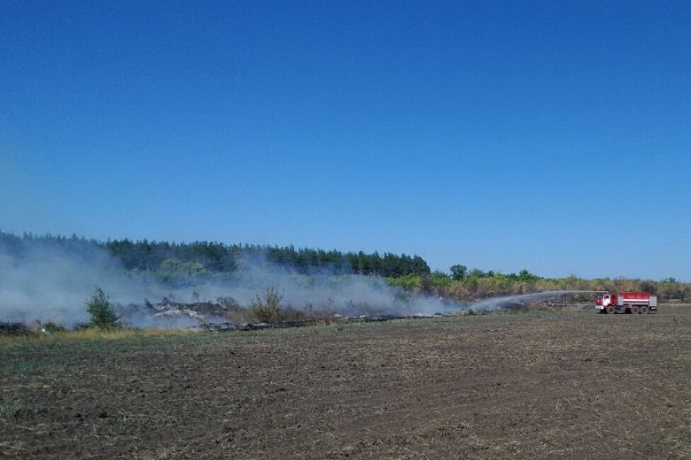 Пожар на балаклейской свалке смогли затушить только с помощью авиации (видео)