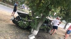 В Харькове произошли две крупные аварии: одна машина перевернулась, три сильно разбиты (фото)