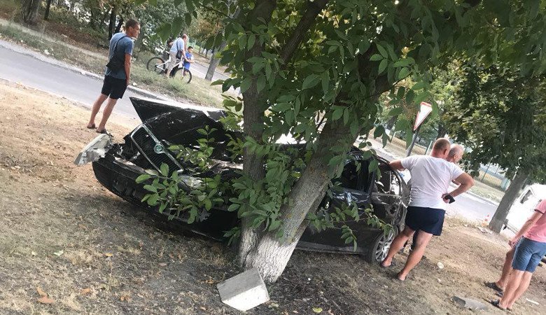 В Харькове произошли две крупные аварии: одна машина перевернулась, три сильно разбиты (фото)