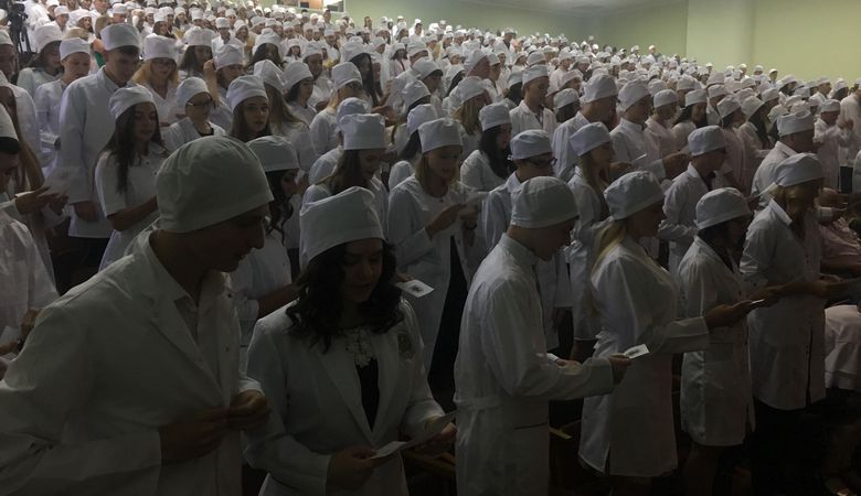 В Харьковском медицинском университете прошло посвящение в студенты (фото, видео)