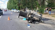 ДТП на Салтовке: машина врезалась в дерево и в еще два автомобиля (фото)