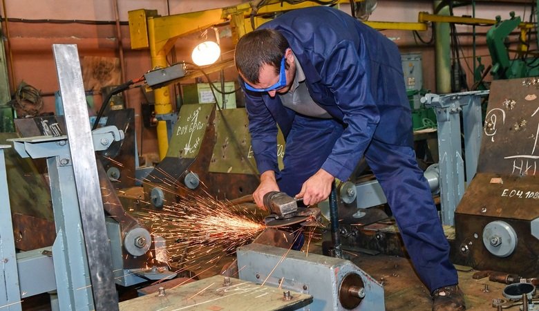 На заводе Малышева приступили к сборке экспериментального корпуса БТР-4 (фото, видео)