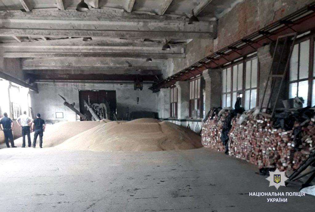 Под Харьковом мужчина украл две тонны зерна у работодателя (фото)