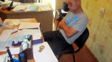 В Харькове неизвестный украл у мужчины телефон и часы