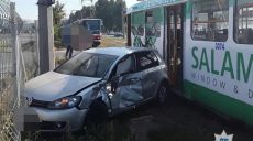 На Академика Павлова столкнулись Volkswagen Golf и трамвай (фото)