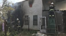 Спасатели успели спасти жилой дом под Харьковом (фото)