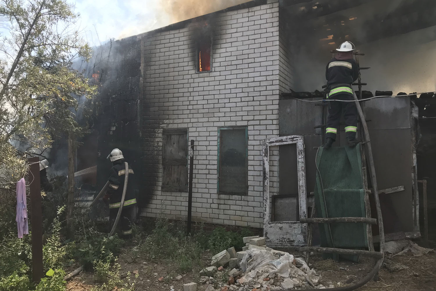 Спасатели успели спасти жилой дом под Харьковом (фото)