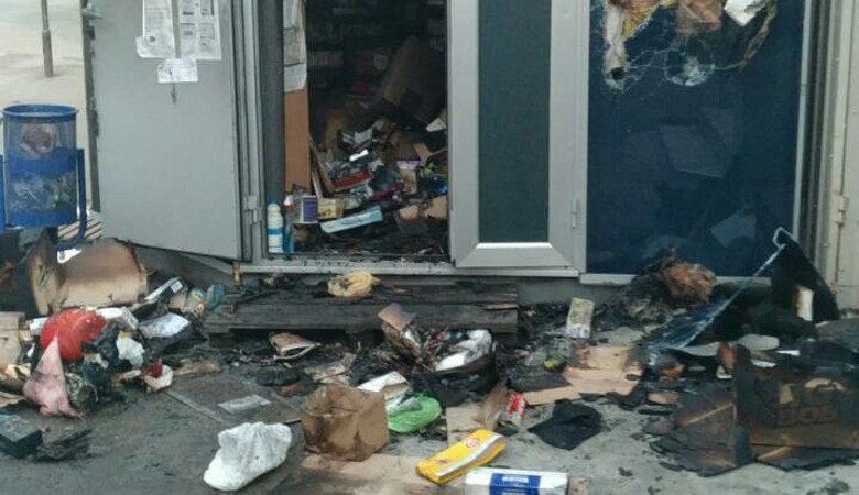 Возле ЮЖД вокзала сгорел киоск (фото)