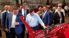 Премьер-министр Украины начал осмотр цехов завода на Харьковщине (фоторепортаж)